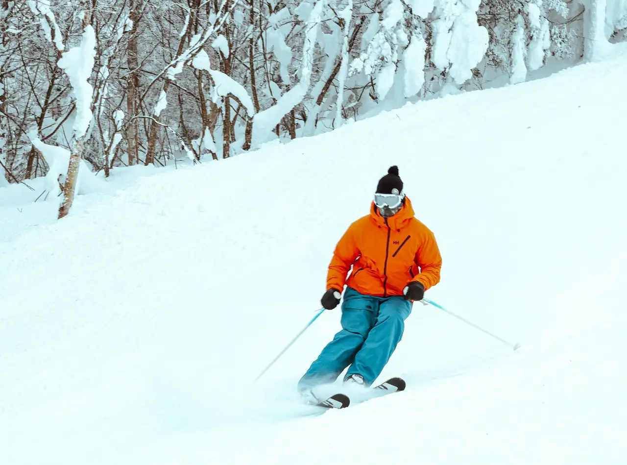 Skieuse dans la poudreuse